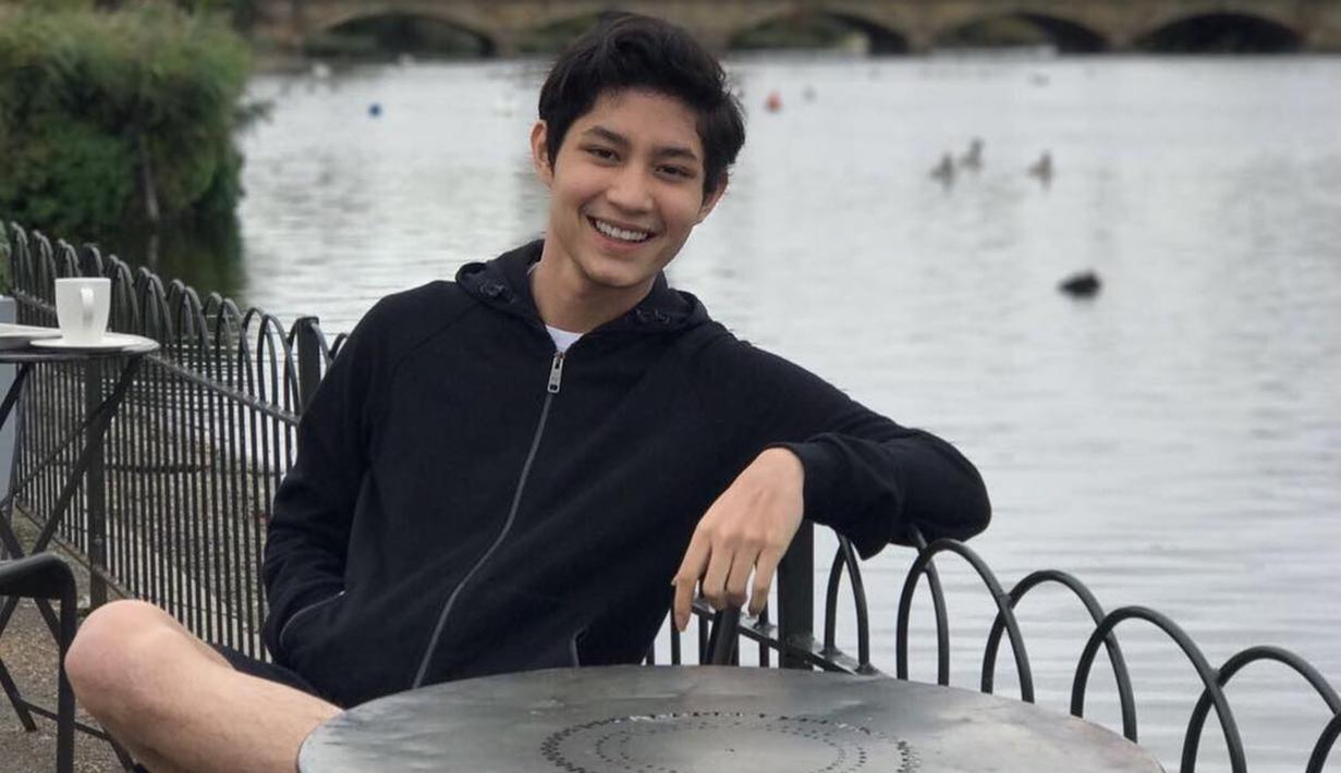 Foto Gaya Santai Teuku Rassya Saat Berada Di Alam Bebas Hot Liputan6 Com