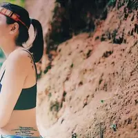 Nikita Mirzani sedang berenang. (Instagram @nikitamirzanimawardi)