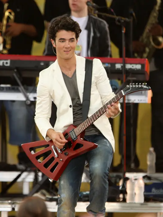 Kevin Jonas membuat janji bahwa ia akan tetap menjadi perjaka hingga menikah istrinya. Ia pun menikahi Danielle Deleasa pada 2009. (STEPHEN LOVEKIN / GETTY IMAGES NORTH AMERICA / AFP)