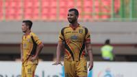 Pemain Mitra Kukar, Marclei Santos saat melawan Bhayangkara FC pada lanjutan Liga 1 2017 di Stadion Patriot, Bekasi, Jumat (21/7/2017). Bhayangkara FC menang 4-1. (Bola.com/Nicklas Hanoatubun)