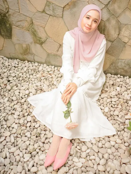 Senada dengan outfitnya, Laudya Cynthia Bella aplikasikan lipstik soft pink yang cantik [@laudyacynthiabella]