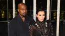 Kim Kardashian dan Kanye West kini kembali bersama dan sudah memamerkan kemesraannya lagi. Tepat di ulang tahun pernikahannya yang ke-3, Kanye memberikan rangkaian bunga untuk Kim.  (AFP/Bintang.com)