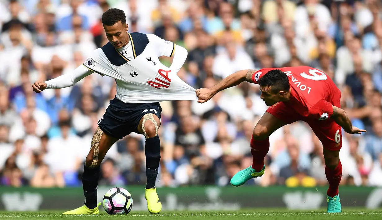 Bek Liverpool, Dejan Lovren, menarik baju dari gelandang Tottenham, Dele Alli, pada laga Premier League di Stadion White Hart Lane, London, Inggris, Sabtu (27/8/2016). Kedua tim bermain imbang 0-0. (Reuters/Dylan Martinez) 