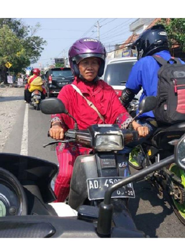 Tingkah Kocak Emak-Emak Saat di Jalan, Bikin Tepok Jidat