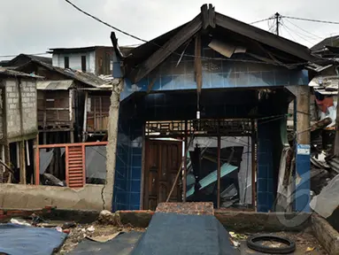 Sejumlah rumah rubuh dikawasan muara baru akibat diterjang banjir, Jakarta, Jumat (13/2/2015). (Liputan6.com/Faizal Fanani)