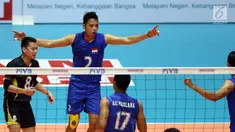 Pemain Timnas voli putra Indonesia merayakan poin saat melawan Iran di Perempat Final Kejuaraan Voli Asia 2017 di GOR Tri Dharma, Gresik, Minggu (30/7). Indonesia menang 3-2 (18-25, 18-25, 25-23, 25-24, 15-11). (Liputan6.com/Helmi Fithriansyah)