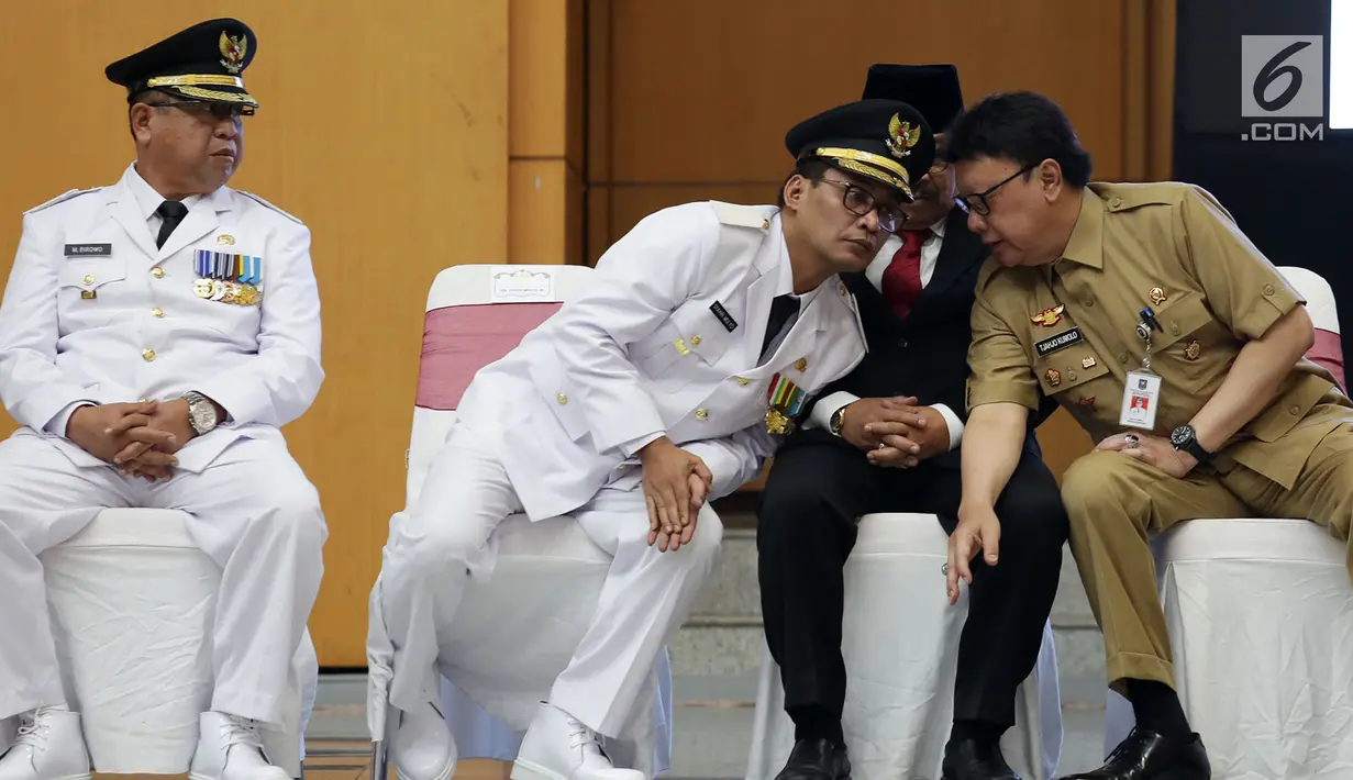 Menteri Dalam Negeri Tjahjo Kumolo (kanan) berbincang dengan Bupati Tulungagung terpilih hasil Pilkada 2018 Syahri Mulyo saat upacara pelantikan di Jakarta, Selasa (25/9). Syahri saat ini sudah berstatus tahanan KPK.  (Merdeka.com/Imam Buhori)
