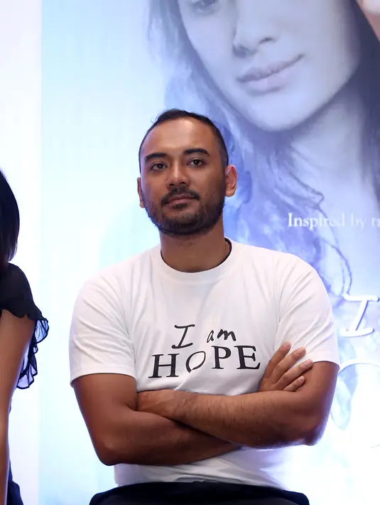 "Nyanyi bukan hobi. Makanya kita tes saya berbakat atau tidak. Saya di sini cuma mendukung campaign, awareness cancer," ujar aktor pemeran ‘Java Heat’ ini. (Andy Masela/Bintang.com)
