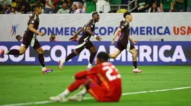 Penjaga gawang Jamaika, Jahmali Waite terduduk usai gagal menyelamatkan gol dari Meksiko selama pertandingan sepak bola grup B turnamen Copa America Conmebol 2024 di Stadion NRG di Houston, Texas pada 22 Juni 2024. (Aric Becker/AFP)