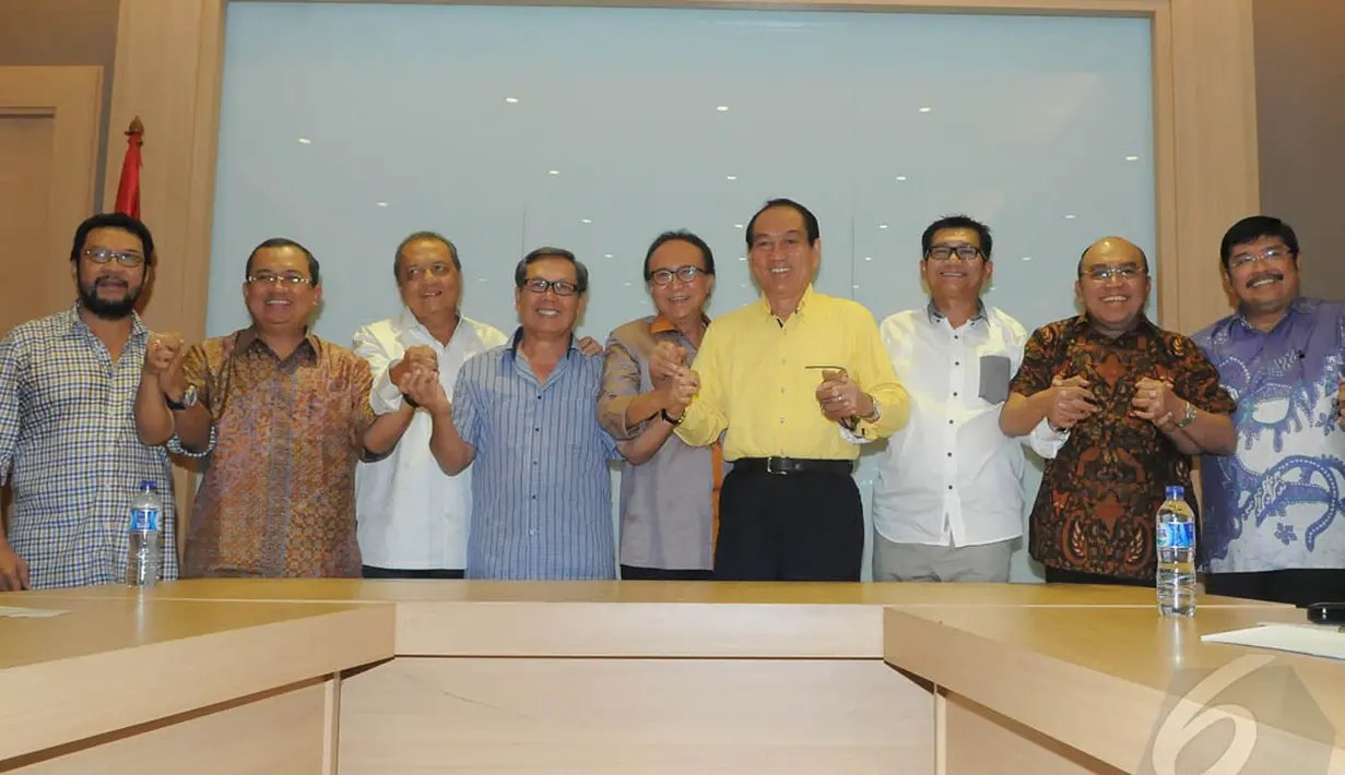 Para pengurus Partai Golkar dari dua kubu Munas Bali dan Jakarta sebelum pertemuan juru runding Islah di Jakarta, Selasa (23/12/2014). (Liputan6.com/Herman Zakharia)