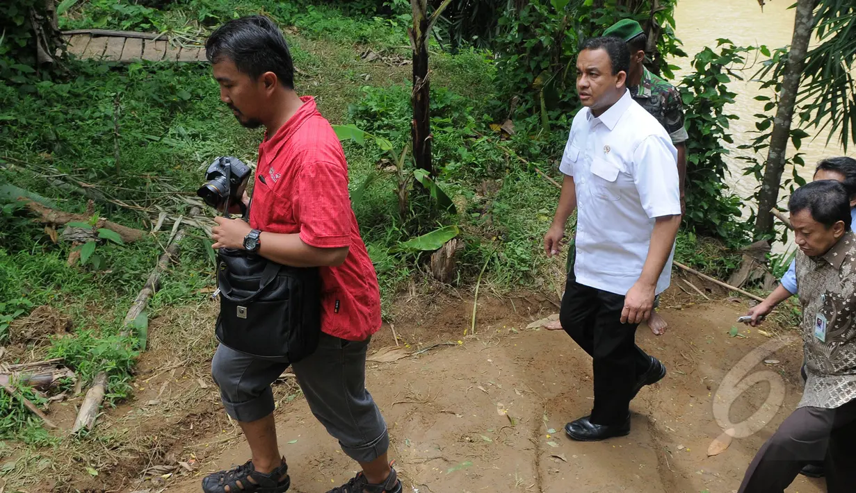 Menteri Pendidikan dan Kebudayaan, Anies Baswedan saat meninjau lokasi jembatan runtuh di Lebak, Banten, Senin (16/3/2015). (Liputan6.com/Herman Zakharia)