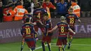 Para pemain Barcelona merayakan gol yang dicetak Gerard Pique ke gawang Real Madrid pada laga La Liga di Stadion Camp Nou, Barcelona, Minggu (3/4/2016) dini hari WIB. Barcelona sempat unggul 1-0 atas Real Madrid. (AFP/Pau Barrena)