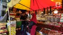 Pedagang kurma melayani pembeli di kawasan Tanah abang, Jakarta, Minggu (3/4/2022). Omset penjualan kebutuhan bulan Ramadhan seperti perlengkapan ibadah dan buah kurma kembali meningkat dibandingkan dua tahun terakhir yang terdampak pandemi COVID-19. (Liputan6.com/Johan Tallo)