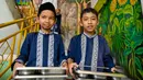 Para siswa membawa makanan yang dipasok oleh program Makan Bergizi Gratis (MBG) di sebuah sekolah dasar di Banda Aceh pada Kamis 30 Oktober 2025. (CHAIDEER MAHYUDDIN/AFP)