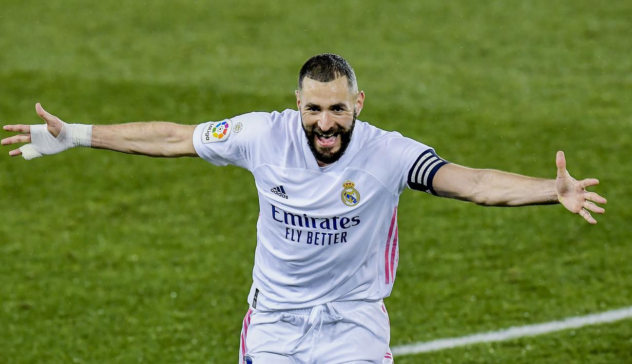 Striker Real Madrid, Karim Benzema, melakukan selebrasi usai mencetak gol ke gawang Alaves pada laga Liga Spanyol di Stadion Mendizorroza, Sabtu (23/1/2021). Real Madrid menang dengan skor 4-1. (AP/Alvaro Barrientos)