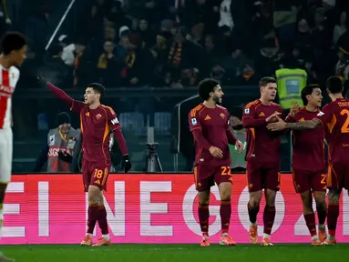 Penyerang AS Roma asal Argentina, Matias Soule (kedua dari kiri), merayakan gol pertama timnya selama pertandingan sepak bola Serie A Italia melawan Genoa di Stadio Olimpico pada Senin 29 Desember 2025 waktu setempat atau Selasa (30/12/2025) dini hari WIB. AS Roma sukses merebut kembali posisi empat besar klasemen Serie A musim 2025/2026. (Filippo MONTEFORTE/AFP)