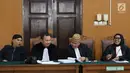 Terdakwa kasus ujaran kebencian, Ahmad Dhani bersama kuasa hukumnya saat menjalani sidang lanjutan di PN Jakarta Selatan, Senin (2/7). Sidang tersebut menghadirkan saksi dari jaksa dan saksi meringankan dari Ahmad Dhani. (Liputan6.com/Immanuel Antonius)