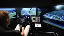 Senior Flight Dynamics Engineer, Hans Joore mencoba simulator mobil terbang PAL-V di Raamsdonksveer, Belanda (30/5). Mobil ini memiliki mesin empat silinder 230hp dan mencapai kecepatan hingga 112 mph di udara atau di jalan. (AFP Photo/Emmanuel Dunand)