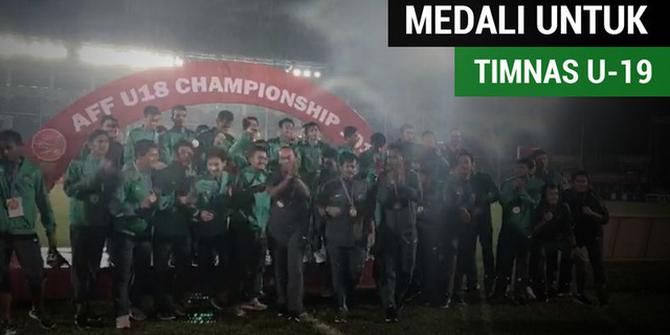 VIDEO: Pemberian Medali untuk Timnas Indonesia U-19 Diwarnai Hujan