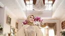 Syahrini tampil elegan dengan senyum merekah mengenakan gamis merayakan Hari Raya Idul Adha Tahun 2017. (Liputan6.com/Instagram/@princessyahrini)