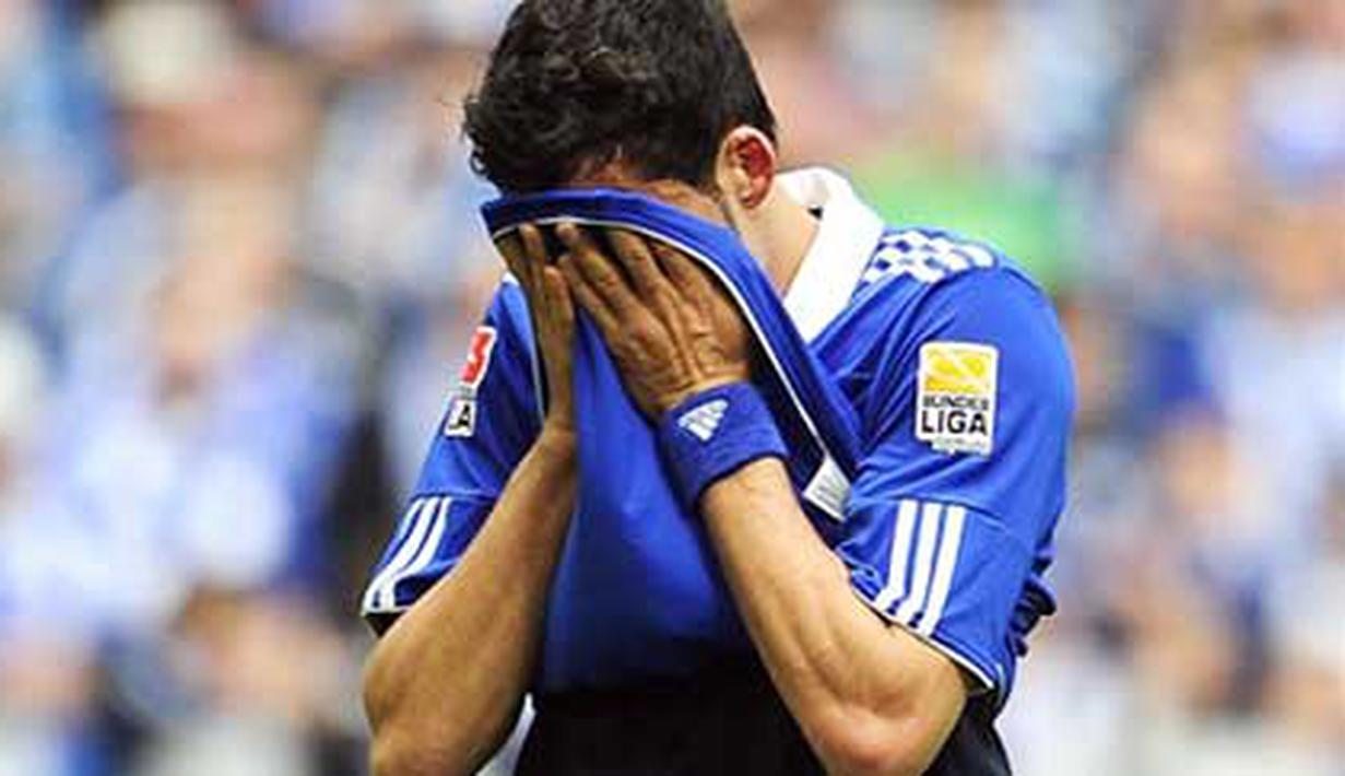 Ekspresi kekecewaan striker Schalke 04 Kevin Kuranyi seusai laga lawan Werder Bremen di Veltins-Arena, Gelsenkirchen, 1 Mei 2010. Schalke kalah 0-2. AFP PHOTO DDP / TORSTEN SILZ