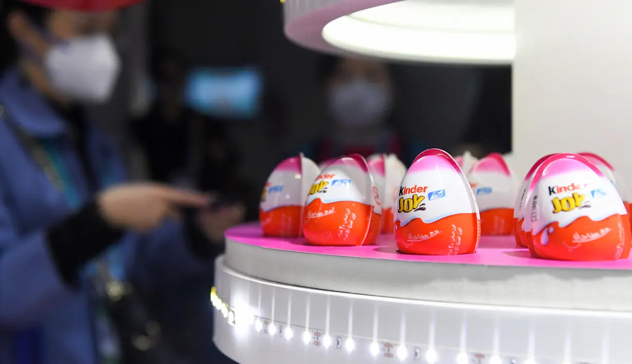 Stan Ferrero Rocher di area ekshibisi Produk Makanan dan Pertanian Pameran Impor Internasional China (CIIE) ketiga di Shanghai, China timur (5/11/2020). Beraneka ragam makanan dari seluruh dunia dipamerkan di area ekshibisi Produk Makanan dan Pertanian CIIE ketiga di Shanghai. (Xinhua/Chen Yehua)