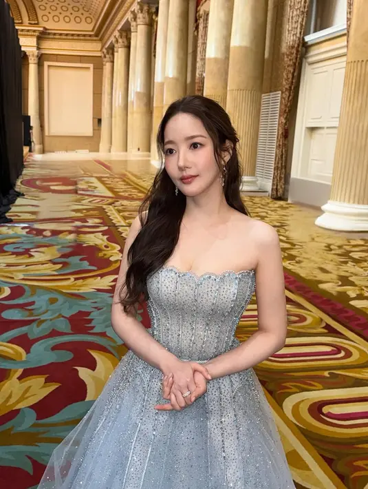 Membiarkan area lehernya kosong tanpa aksesori, Park Min Young percantik diri dengan anting gantung [@rachel_mypark]