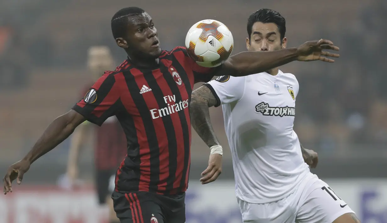 Gelandang AC Milan, Franck Kessie, berebut bola dengan striker AEK Athens, Sergio Araujo, pada laga Liga Europa di Stadion San Siro, Milan,  Kamis (19/10/2017). AC Milan bermain imbang 0-0 dengan AEK Athens. (AP/Luca Bruno)