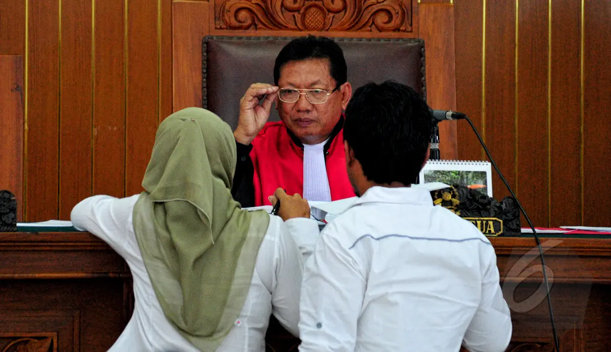 Hakim tunggal Suhairi memeriksa berkas tim kuasa hukum KPK saat sidang praperadilan di PN Jakarta Selatan, Senin (25/5/2015). Sidang Novel ditunda hingga Jumat 29/5/ mendatang, karena tim kuasa hukum Polri tidak hadir. (Liputan6.com/Yoppy Renato)