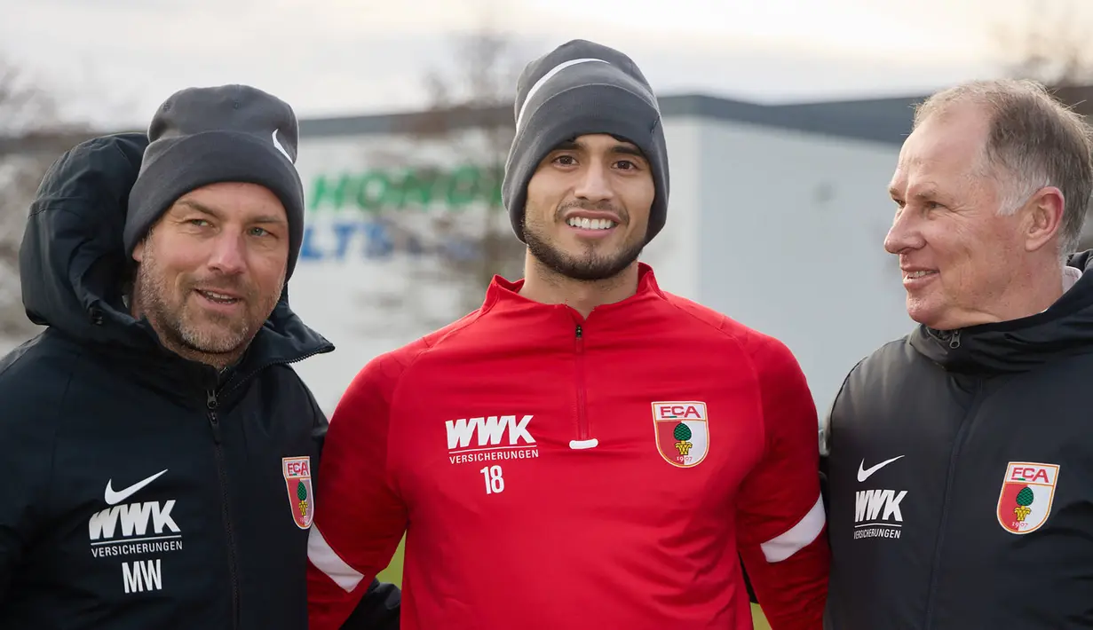 Ricardo Pepi (tengah). Striker belia Amerika Serikat berusia 19 tahun ini baru saja didatangkan Augsburg dari FC Dallas awal Januari ini senilai 20 juta US dollar. Selama 3 musim bersama FC Dallas, ia total tampil dalam 59 laga dengan torehan 16 gol dan 4 assist. (tagesschau.de)
