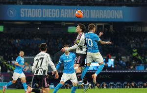 Duel udara Kenan Yildiz dengan Noa Lang di laga Napoli vs Juventus di pekan ke-14 Serie A 2025/2026 di Stadio Diego Armando Maradona, Senin (08/12/2025) dini hari WIB. (Alessandro Garofalo/LaPresse via AP)