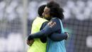 Bek Brasil, Marcelo, memeluk Taison, saat latihan jelang laga persahabatan di Berlin, Jerman, Selasa, (27/3/2018). Brasil akan berhadapan dengan Jerman. (AP/Michael Sohn)