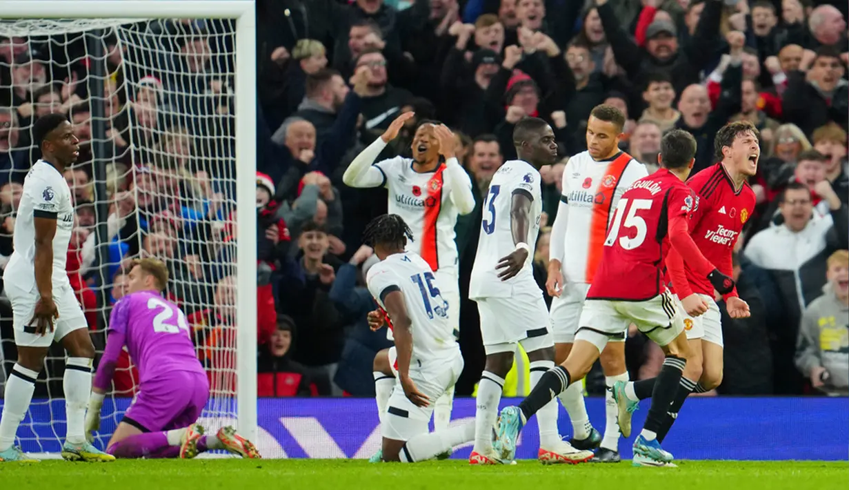 Pemain Manchester United Victor Lindelof (kanan) melakukan selebrasi usai mencetak gol ke gawang Luton Town pada pertandingan sepak bola Liga Inggris di Stadion Old Trafford, Manchester, Inggris, Sabtu (11/11/2023). (AP Photo/Jon Super)