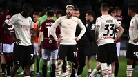 Bek AC Milan Theo Hernandez (tengah) dan rekan-rekannya terlihat kecewa usai ditahan imbang Torino 0-0 pada laga lanjutan Liga Italia di Stadion Olimpico Grande Torino, Senin (11/4/2022) dini hari WIB. (MARCO BERTORELLO / AFP)