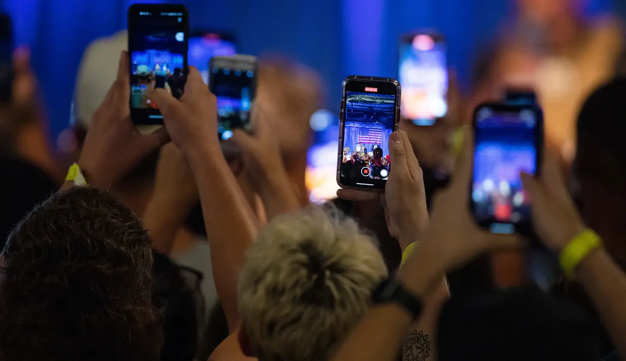 Orang-orang merekam dengan smartphone ketika Kanye West mengadakan kampanye perdananya di North Charleston, Amerika Serikat pada 19 Juli 2020. Ini merupakan kampanye pertamanya setelah mendeklarasikan diri sebagai kandidat presiden AS. (Lauren Petracca Ipetracca/The Post And Courier via AP)