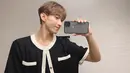 Gaya DK saat melakukan mirror selfie juga tak luput dari perhatian netizen. Pria kelahiran 18 Februari 1997 ini beberapa kali terlihat melakukan mirror selfie dengan posisi ponsel horisontal. (Liputan6.com/IG/@dk_is_dokyeom)