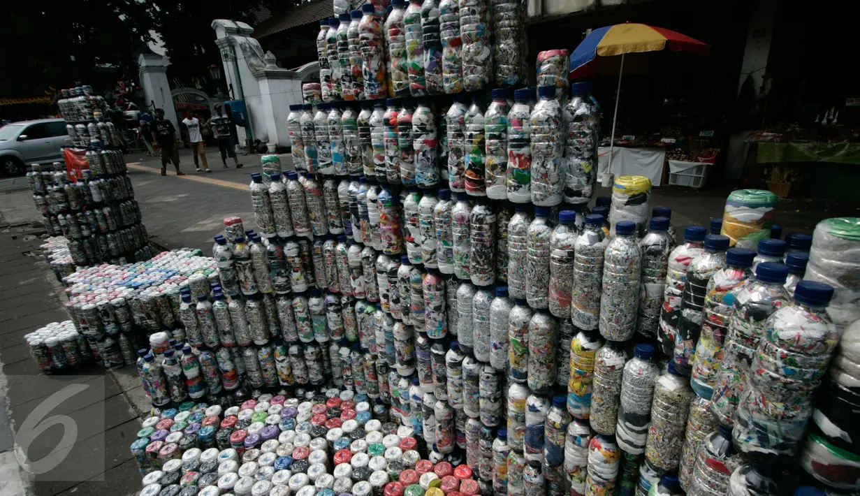 Pengunjung melintasi karya instalasi dari limbah minuman kemasan yang menghiasi Jl.Malioboro, Yogyakarta, (5/6).Pameran seni rupa ruang publik di pajang bertujuan  untuk memperindah kawasan Malioboro yang ramai di kunjungi pejalan kaki.(Boy Harjanto)