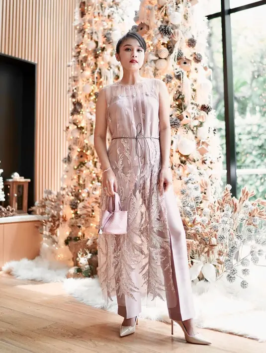 Rutinitas tahunan, setiap Natal Sandra Dewi selalu memasang pohon Natal berukuran besar dengan hiasan yang memancarkan kesan mewah. Kali ini tema rustic diusung Sandra di rumahnya. Ia pun tampak melakukan pemotretan dengan dekorasi Natal di rumahnya. (Liputan6.com/IG/@sandradewi88)