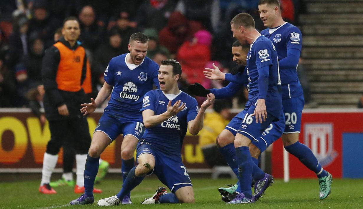 Seamus Coleman (2kiri) saat merayakan gol bersama rekannya pada lanjutan Liga Premier Inggris pekan ke-25 di Britania Stadium, Sabtu (6/2/2016). Everton menang atas tuan rumah Stoke City 3-0. (Reuters/Andrew Boyers)