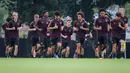 Eric Da Silva Moreira (tengah) dan sejumlah pemain Timnas Jerman U-17 melakukan pemanasan saat latihan resmi menjelang laga perempat final Piala Dunia U-17 2023 melawan Timnas Spanyol U-17 yang berlangsung di Stadion Madya, Senayan, Jakarta, Kamis (23/11/2023). (Bola.com/Bagaskara Lazuardi)