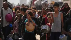 Warga Palestina menunggu untuk menerima makanan di dapur komunitas di Kota Gaza, Kamis 23 Oktober 2025. (AP Photo/Abdel Kareem Hana)