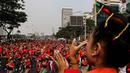 Penari menampilkan tarian khas Indonesia saat car free day (CFD) di Jalan Sudirman, Jakarta, Minggu (4/8/2019). Acara yang bertujuan untuk merekatkan masyarakat ini digagas Belantara Budaya Indonesia dengan mengampanyekan slogan 'Tunjukkan Indonesiamu'. (Liputa6.com/JohanTallo)