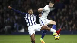 Bek Chelsea, Gary Cahill, mengamankan bola dari gelandang West Bromwich, Salomon Rondon, pada laga Premier League di Stadion The Hawthorns, West Bromwich, Sabtu (18/11/2017). West Bromwich kalah 0-4 dari Chelsea. (AP/Nick Potts)