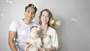 <p>Potret kebahagiaan keluarga Randy Pangalila dan Chelsey Frank [Instagram/Randpunk]</p>