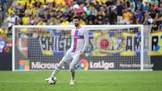 Bek Barcelona Gerard Pique mengumumkan akan gantung sepatu sebagai pemain sepak bola profesional. Laga melawan Almeria pada hari Minggu (6/11/2022) di Nou Camp merupakan pertandingan terakhirnya. (AFP/Cristina Quicler)