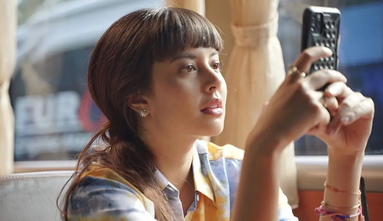 Perempuan cantik ini mengatakan, dalam penggunaan foundation, terpenting berwarna senada dengan kulit. Tidak menggunakan warna yang lebih terang dari kulit aslinya. (Instagram/aurelie)