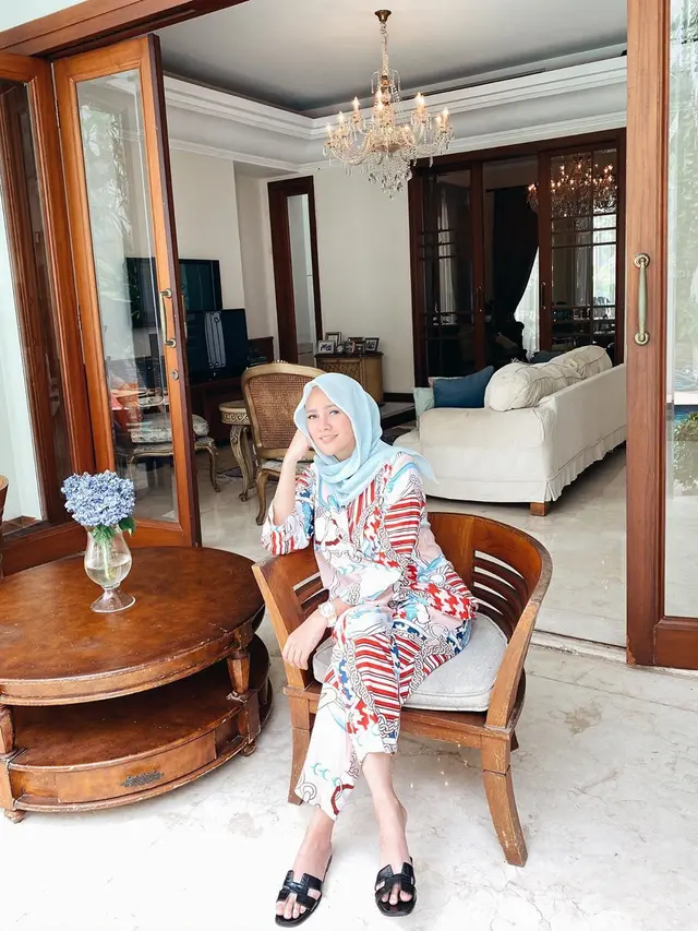 7 Potret Sudut Rumah Olla Ramlan, Bernuansa Klasik Penuh Ornamen Kayu