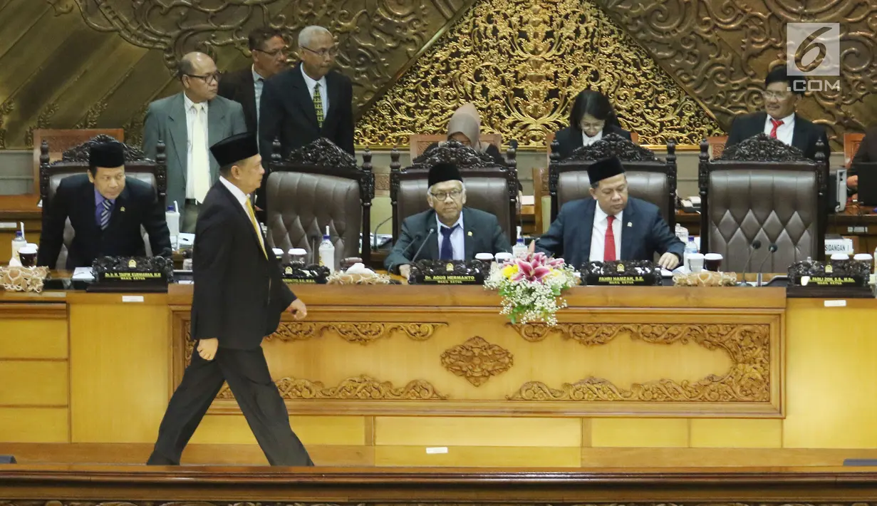Ketua DPR RI  Bambang Soesatyo berjalan bersiap memberikan pidato pertama usai dilantik menjadi ketua DPR RI di DPR RI, Jakarta, Senin (15/1). Bambang Soesatyo resmi menjadi Ketua DPR dengan masa jabatan 2014-2019. (Liputan6.com/Angga Yuniar)