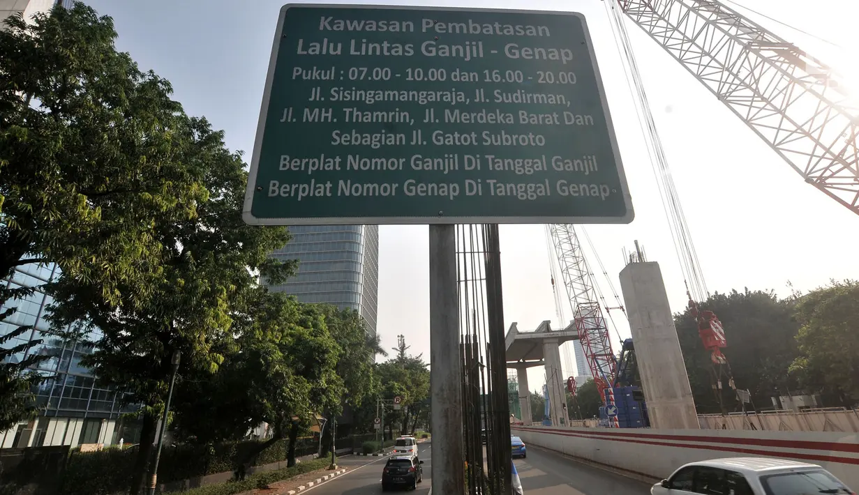 Rambu pemberitahuan pembatasan ganjil genap kendaraan terpampang di pembatas Jalan Rasuna Sahid, Jakarta, Minggu (1/7). Perluasan sistem ganjil genap akan di uji coba pada Senin (2/7) besok. (Merdeka.com/Iqbal S. Nugroho)