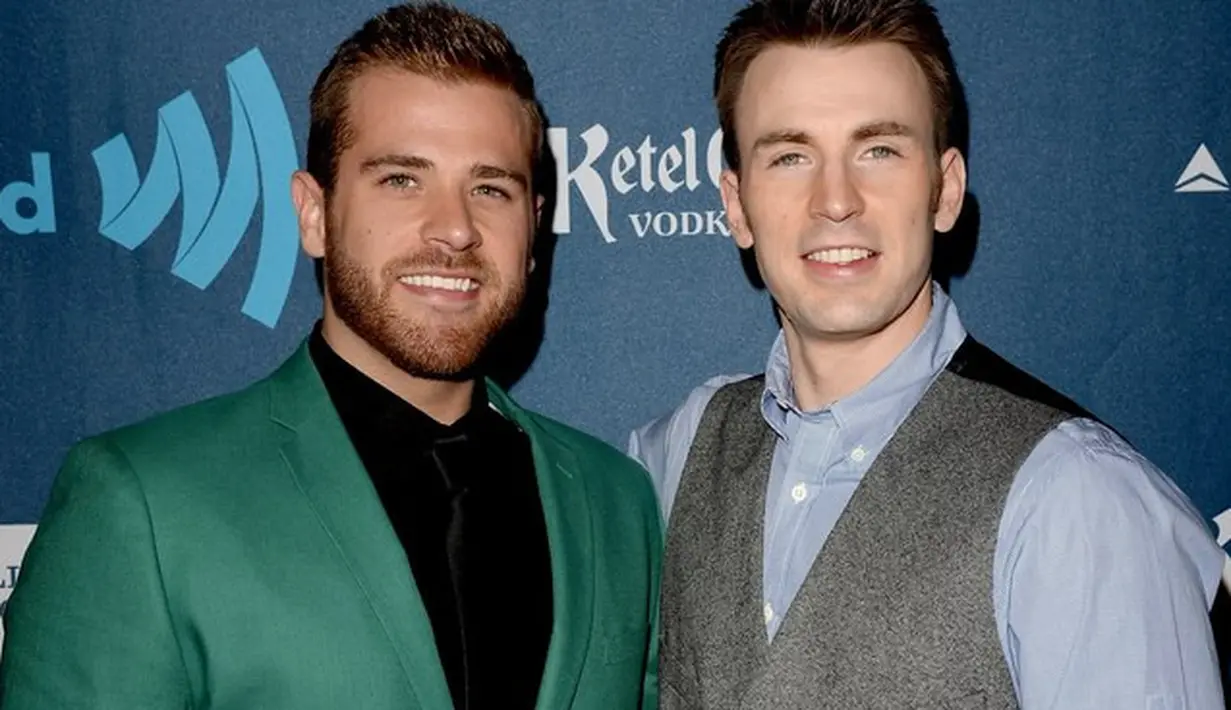 Chris Evans miliki saudara laki-laki yang tak kalah tampan bernama Scott Evans. (instinctmagazine)